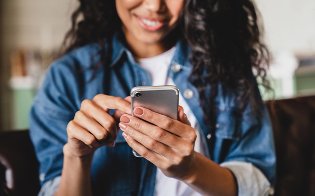 Frau mit Smartphone